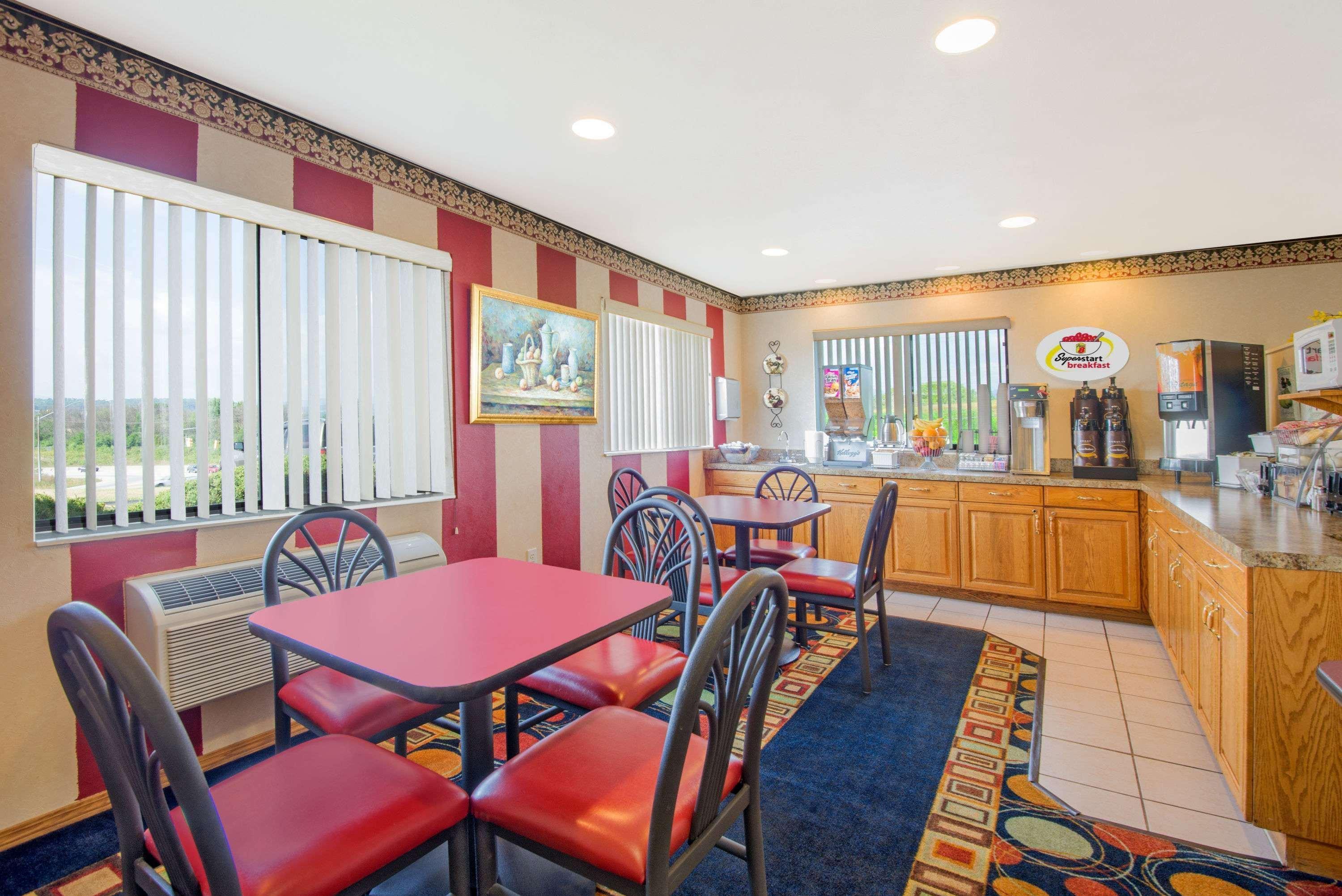 Super 8 By Wyndham Altoona Exterior foto