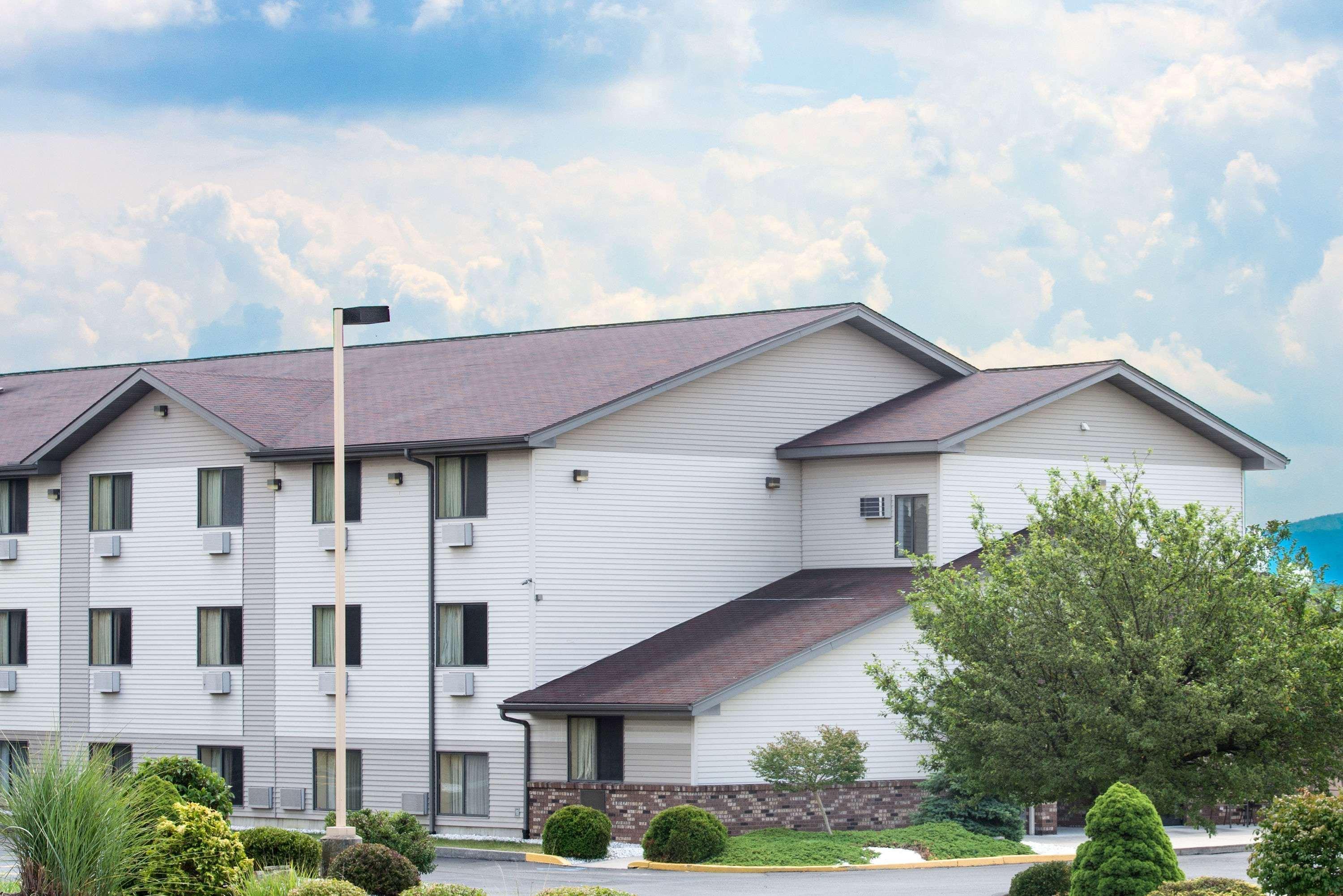 Super 8 By Wyndham Altoona Exterior foto