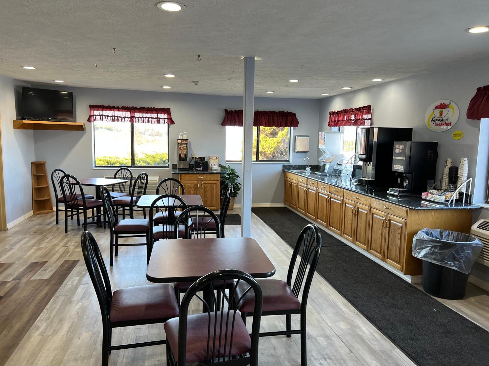 Super 8 By Wyndham Altoona Exterior foto
