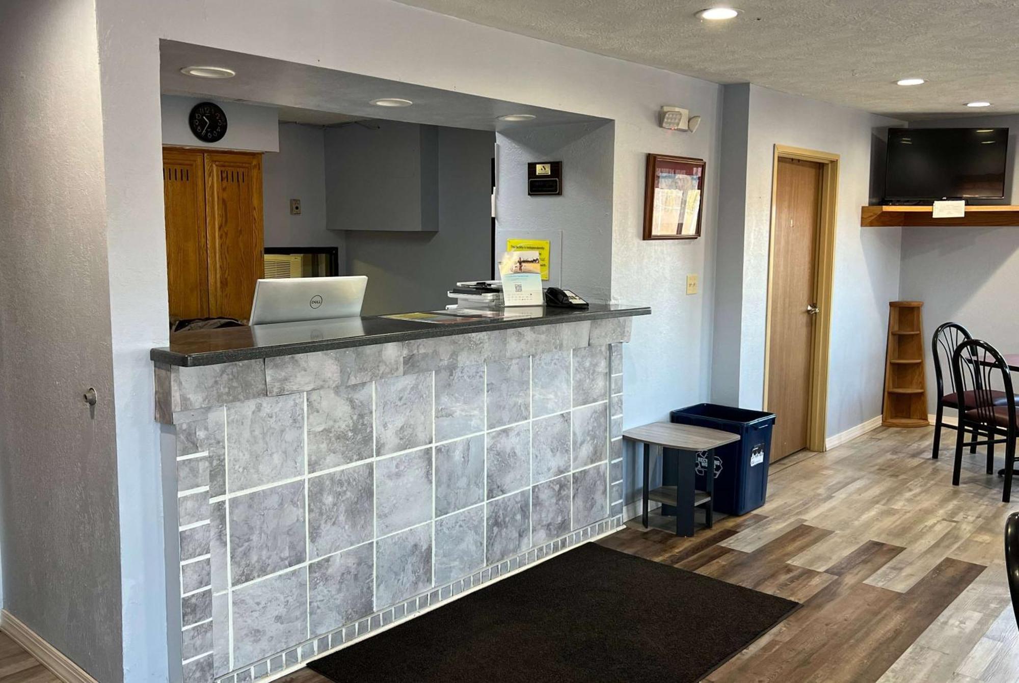 Super 8 By Wyndham Altoona Exterior foto