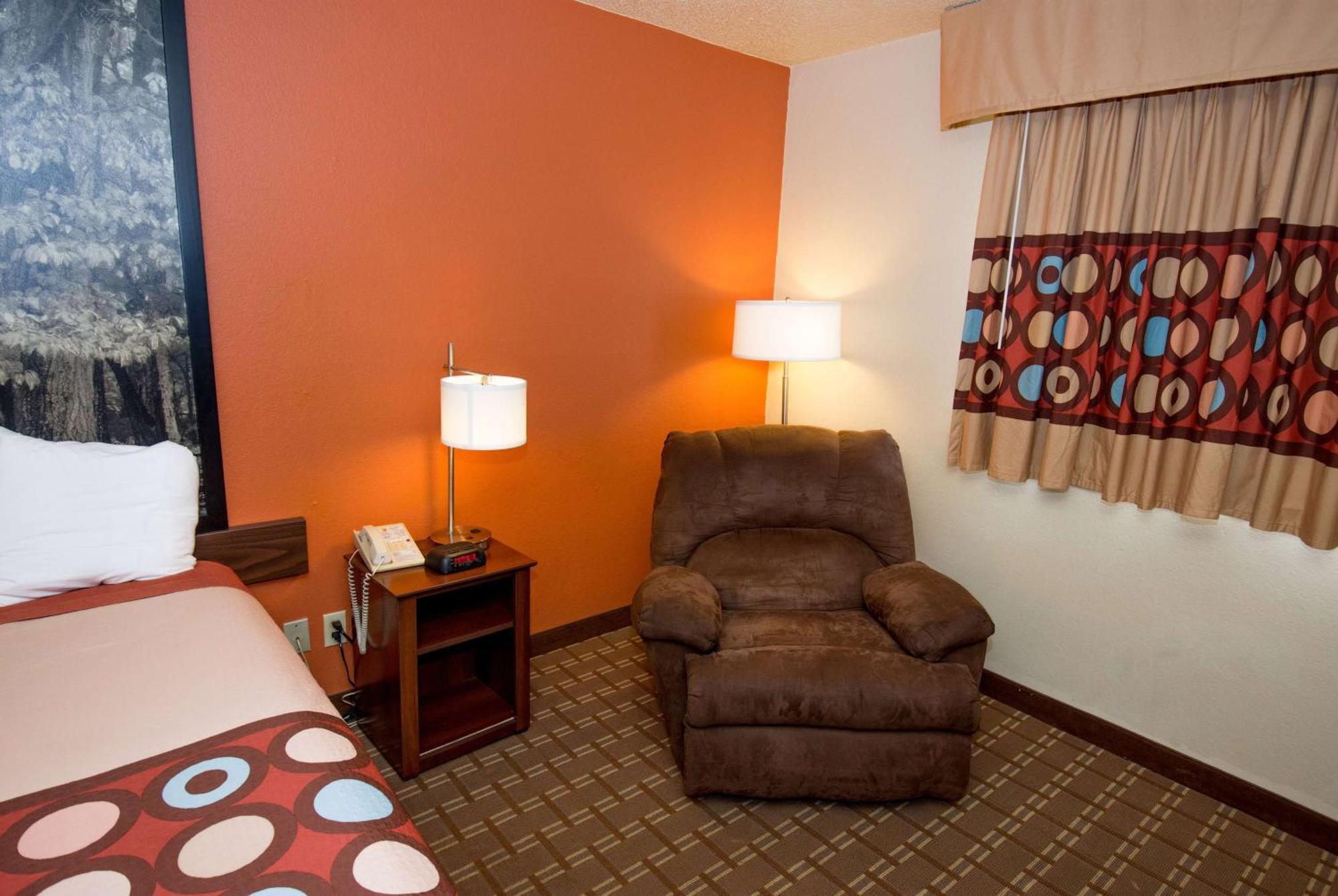 Super 8 By Wyndham Altoona Exterior foto